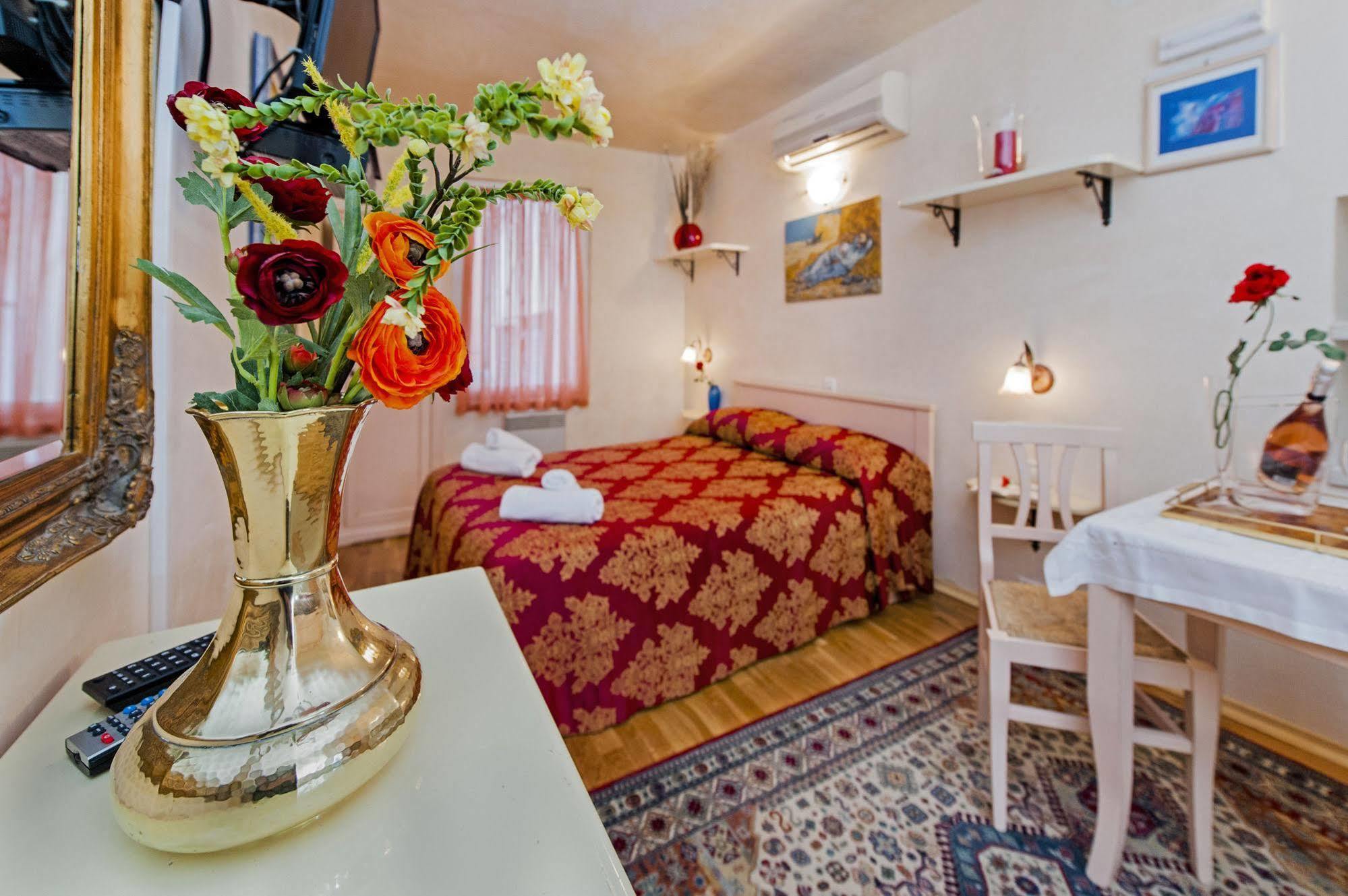 Guest house La Carera Centro Storico 3*