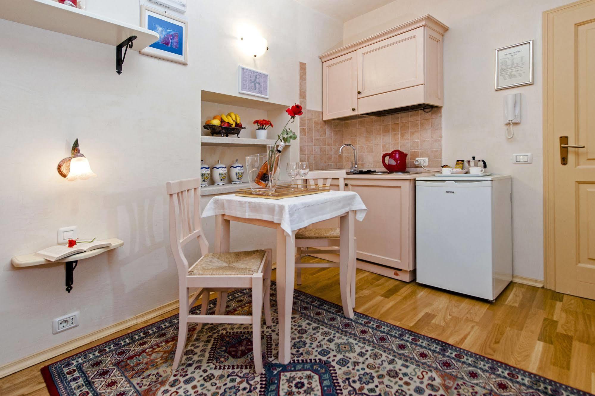 Guest house La Carera Centro Storico 3*